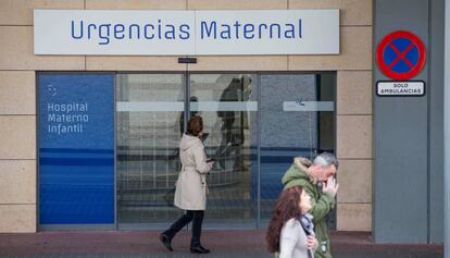Puerta de urgencias del hospital materno infantil Virgen de la Arrixaca de Murcia.