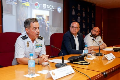 El delegado del Gobierno en Canarias, Anselmo Pestana (centro); el jefe superior de Policía en las islas, Jesús María Gómez Martín (izquierda); y el jefe de la Brigada Central de Estupefacientes (UDYCO), Antonio Martínez Duarte (derecha), este viernes en la Jefatura Superior de Policía de Las Palmas de Gran Canaria.