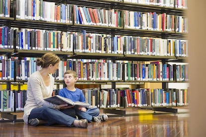 Una madre y niño disfrutan en la biblioteca.