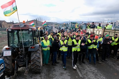 Los agricultores concentrados en el polígono Lentiscares, en La Rioja, guardan un minuto de silencio por los Guardias Civiles muertos en Barbarte. 
