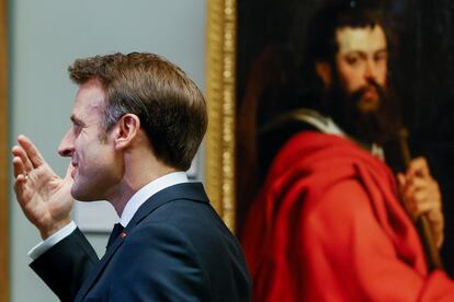 El presidente francés, Emmanuel Macron, pasa junto a uno de los 12 apóstoles de Rubens, 'Santiago el Mayor' (1610-1612), uno de los apóstoles, y también peregrino, "de mayor fuerza y rotundidad de toda esta serie", como reseña el Museo del Prado, y que sostiene la mirada al espectador.