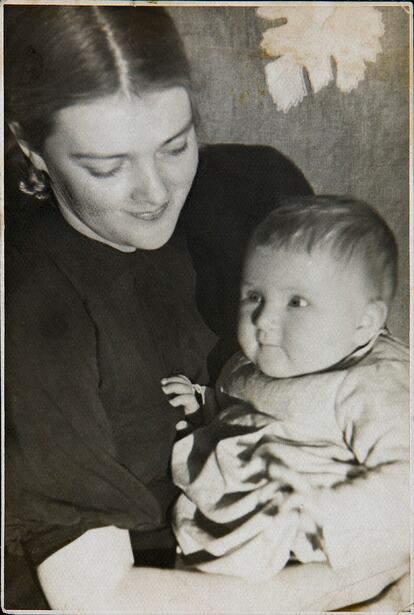 Olga Ivínskaia y su hija Irina. Moscú, 1939.
