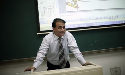 FILE- El economista Ilham Tohti, en una clase de la Universidad Central para las Minorías, China, en 2009