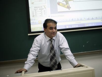 FILE- El economista Ilham Tohti, en una clase de la Universidad Central para las Minor&iacute;as, China, en 2009