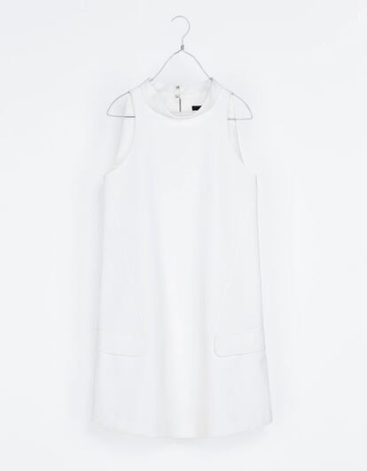 Vestido blanco sencillo de Zara. (39,95 euros).