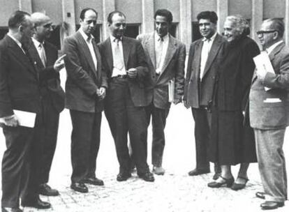 Julián Grimau (tercero por la izquierda) y Dolores Ibárruri (segunda por la derecha), en compañía de otros dirigentes comunistas en París en 1957.