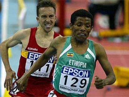 Alberto García intenta aguantar el ritmo de Gebrselassie en las últimas vueltas.