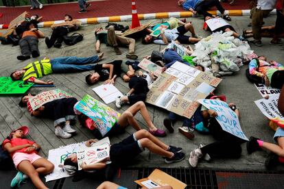 Un grupo de activistas participa en una acción contra el cambio climático en Bangkok (Tailandia), este viernes.