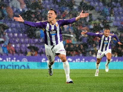 VALLADOLID, 19/10/2022.- El centrocampista del Real Valladolid Roque Mesa (i) celebra tras anotar durante el partido de la décima jornada de Liga en Primera División que juegan hoy miércoles ante el Celta de Vigo en el estadio José Zorrilla, en Valladolid. EFE/R. García
