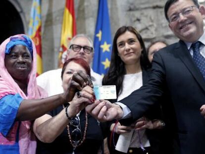 El president de la Generalitat valenciana, Ximo Puig y la consejera de Sanidad, Carmen Mont&oacute;n, muestran una de las tarjetas sanitarias devueltas a inmigrantes.