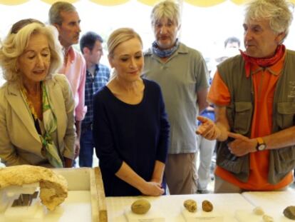 Cristina Cifuentes, acompa&ntilde;ada de otros visitantes, asiste a las explicaciones del paleont&oacute;logo Juan Luis Arsuaga en Pinilla del Valle. 