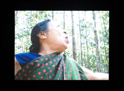 Con orígenes en el cine independiente Amar Kanwar  (Delhi, 1964) utiliza la videoinstalación para mostrar su trabajo. En ésta, que cosnta de ocho pantallas explora contextos de violencia sexual a través de diferentes narraciones. Es la historia de las mujeres que son víctimas de la violencia sexual en la frontera indo-paquistaní desde los años cuarenta, cuando se produjo la división entre Pakistán e India.