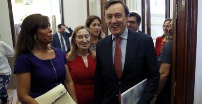 Rafael Hernando, junto a la presidenta del Congreso, Ana Pastor, y Alicia Sánchez Camacho, a su llegada a la Junta de Portavoces, este martes en el Congreso.