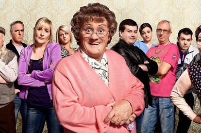 Imagen promocional de la serie 'Mrs Brown's boys' con su protagonista y creador, Brendan O'Carroll, en el centro.