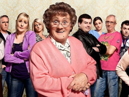 Imagen promocional de la serie 'Mrs Brown's boys' con su protagonista y creador, Brendan O'Carroll, en el centro.