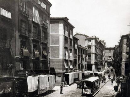 Calle de Toledo, cerca de la Plaza Mayor (al fondo), en 1890.