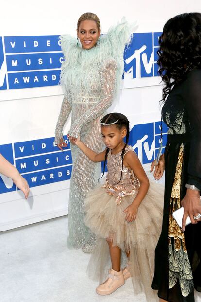 Blue Ivy, concentrada en caminar entre el griterío, a su llegada al Madison Square Garden.