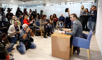 El secretario general del PSM, Juan Lobato, durante su comparecencia en la Asamblea de Madrid. 