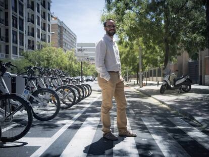 &Aacute;lvaro Fern&aacute;ndez Heredia posa en una estaci&oacute;n de BiciMad situada en el carril bici de la calle de Santa Engracia.