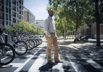 Álvaro Fernández Heredia posa en una estación de BiciMad situada en el carril bici de la calle de Santa Engracia.