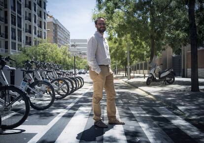 &Aacute;lvaro Fern&aacute;ndez Heredia posa en una estaci&oacute;n de BiciMad situada en el carril bici de la calle de Santa Engracia.