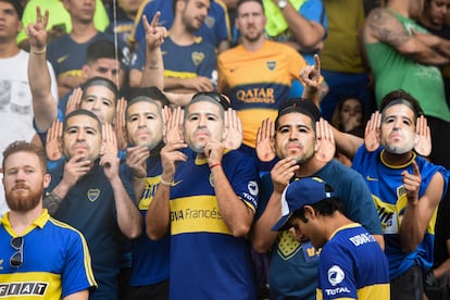 Fanáticos de Boca Juniors usan máscaras de Riquelme