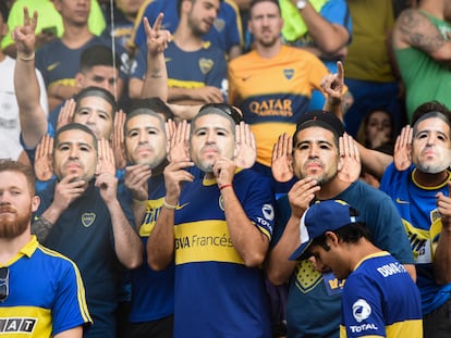 Fanáticos de Boca Juniors usan máscaras de Riquelme