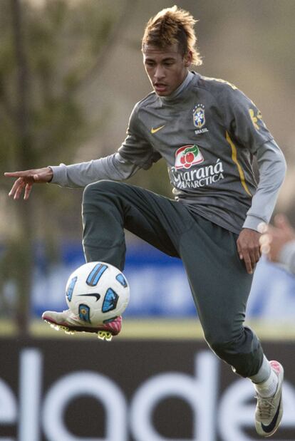 Neymar en un entrenamiento con Brasil