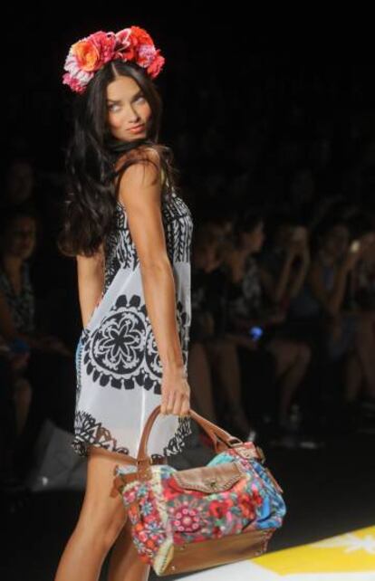 La modelo Adriana Lima, desfilant para Desigual a Madrid, al setembre de 2014.