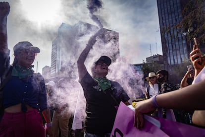 Mujeres gritan consignas durante la manifestación del 8 de marzo en Ciudad de México.