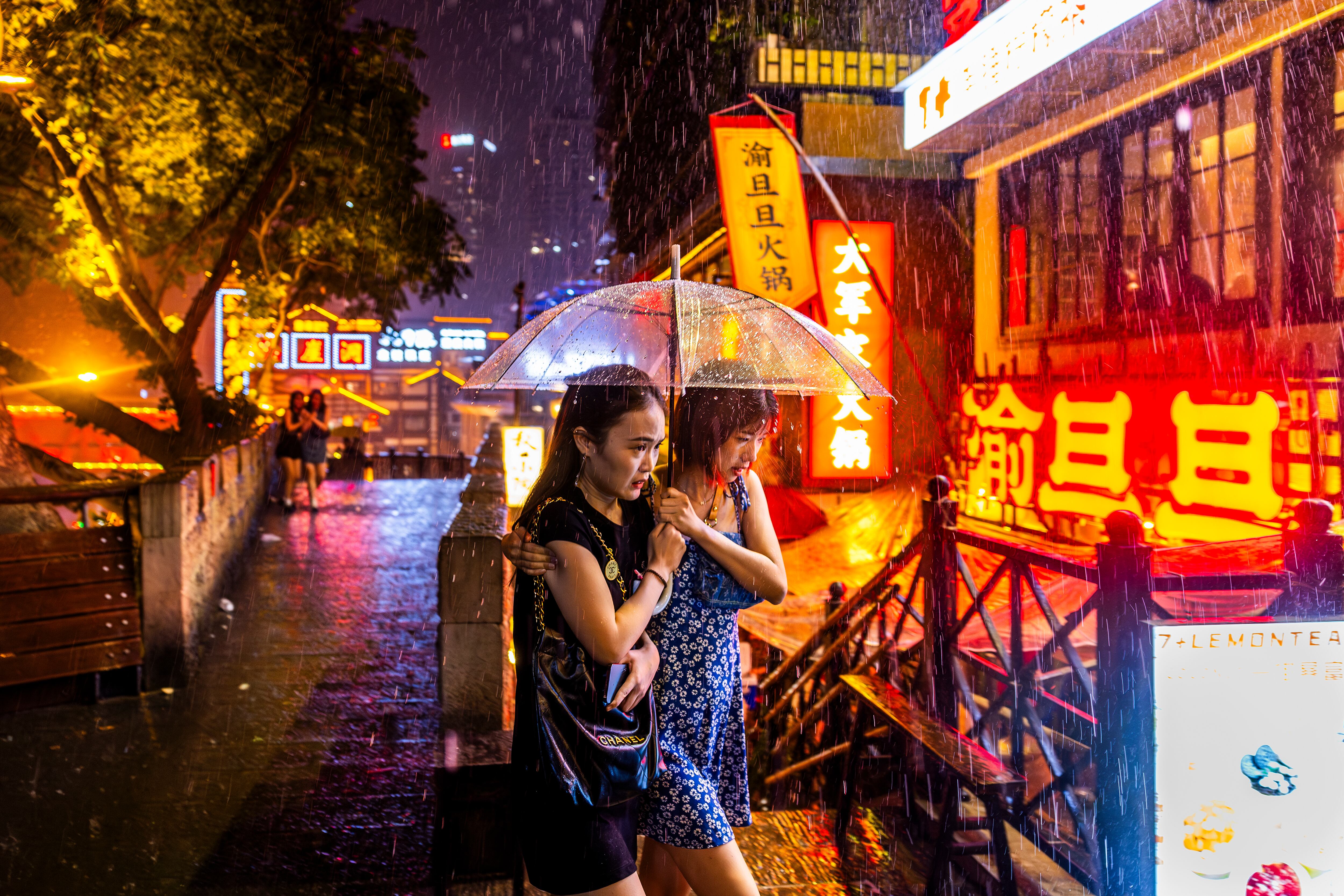 Dos mujeres en una popular zona de restaurantes de Chongqing. 