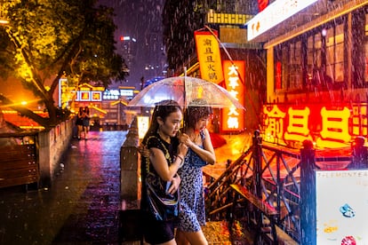 Dos mujeres en una popular zona de restaurantes de Chongqing. 