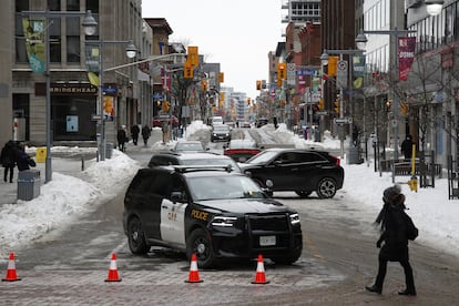 Un vehículo de la Policía Provincial de Ontario mantiene una vialidad cerrada, en Ottawa, Canadá, en febrero de 2022.