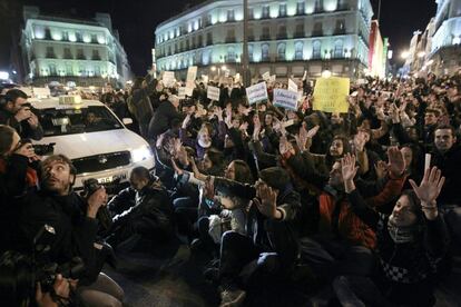 Manifestantes cortan la circulación en la Puerta del Sol.
