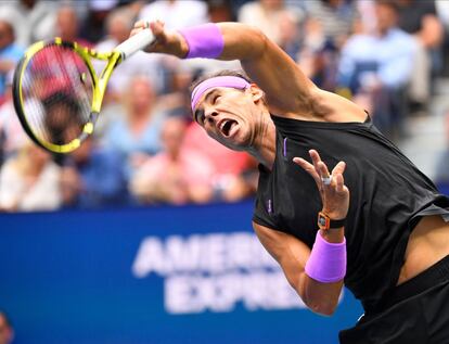 Rafa Nadal ejecuta un saque durante lafinal