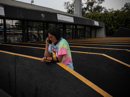 Una joven que se quedó sin boleto para el concierto explica su situación en una llamada durante el concierto de Bad Bunny, afuera del Estadio Azteca.
