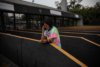 llamada durante el concierto de Bad Bunny, afuera del Estadio Azteca