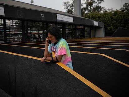 Una joven que se quedó sin boleto para el concierto explica su situación en una llamada durante el concierto de Bad Bunny, afuera del Estadio Azteca.