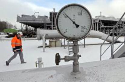 Un manómetro situado sobre una tubería marca la presión en una estación de compresión de gas. EFE/archivo
