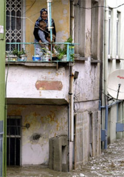 Un hombre camina por una calle inundada ayer en Estambul.