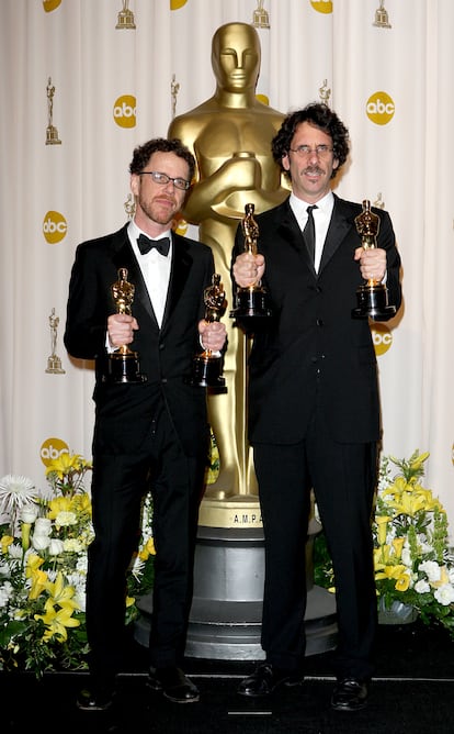 'NO ES PAÍS PARA VIEJOS' (2007, 164.035.753 de dólares recaudados) – La Academia celebró su octogésima gala con una lista de nominadas que bien hubiese podido ser la programación de cualquier prestigioso certamen europeo. Entre las aspirantes estaban 'Pozos de ambición', 'La escafandra y la mariposa', 'Persépolis' o 'Expiación', y obras indies como 'Juno' o 'La familia Savage'. Títulos extraordinariamente atractivos para los cinéfilos, pero no tanto para los espectadores. Finalmente se llevó el gato al agua 'No es país para viejos', la adaptación de la novela de Cormac McCarthy protagonizada por Josh Brolin y Javier Bardem, que supuso también un reconocimiento a la carrera de los hermanos Coen cuya labor se vio también recompensada con el premio a la mejor dirección. ¿Qué dijo la taquilla? No fue un buen año en taquilla para las aspirantes al Oscar y 'No es país para viejos' no fue una excepción, a pesar de que sus más de 160 millones de euros la convierten en una de las más taquilleras de esta lista. Sin embargo se quedó muy por detrás de sus competidoras en términos de rentabilidad y a una distancia considerable de otras películas de la década, como la ganadora del año siguiente, 'Slumdog Millionaire', que duplicó holgadamente sus datos.