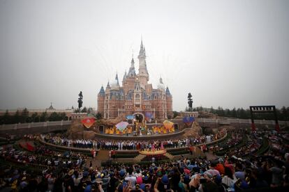 Fuegos artificiales en la jornada inaugural sobre el castillo Disney en Shanghái.