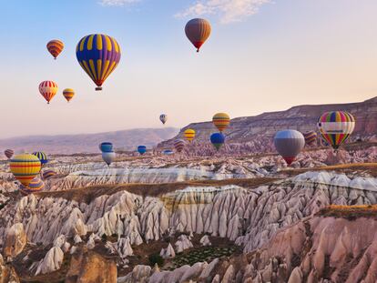 Globos aerostáticos sobrevolando el paisaje de la Capadocia (Turquía).