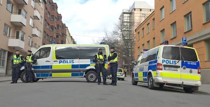 Calles cortadas y policías con armas largas junto al juzgado de Estocolmo.