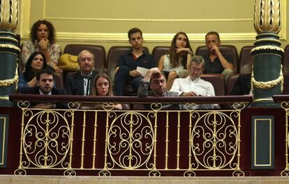 El fundador de Podemos, Juan Carlos Monedero, y el exJemad Julio Rodríguez, en la tribuna de invitados del Congreso.