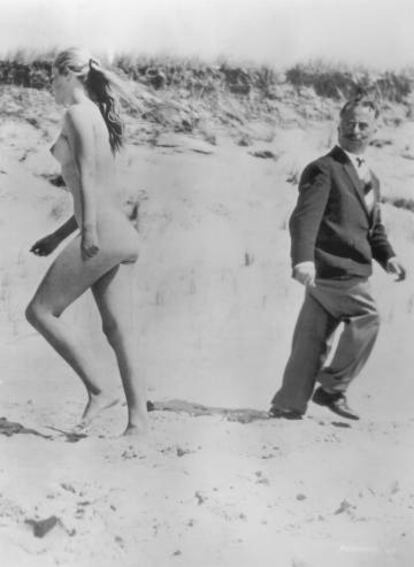 Un hombre mira con descaro a una bañista desnuda. Esta imagen fue tomada en 1959. No se ha avanzado del todo en este sentido.