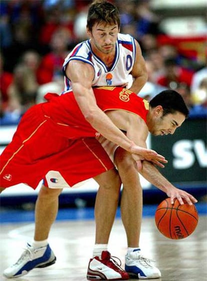 Jaric disputa un balón con Juan Carlos Navarro durante el Europeo de 2003.