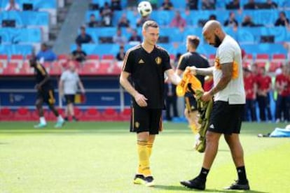 O auxiliar Henry, de branco, durante o treino da Bélgica.