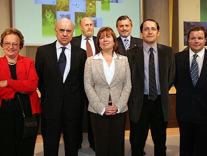 Cristina Narbona (en el centro) y Francisco González (segundo por la izquierda), junto a los premiados.