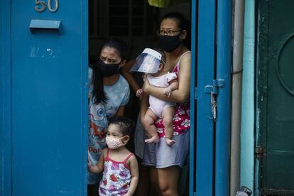 Devotos observan una caravana en honor a San Juan Bautista desde su casa, en la ciudad de San Juan, Gran Manila (Filipinas).